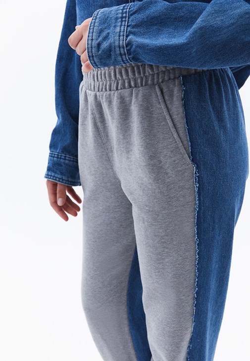 Jogger Pantolon ve Sıfır Yaka Sweatshirt Kombini