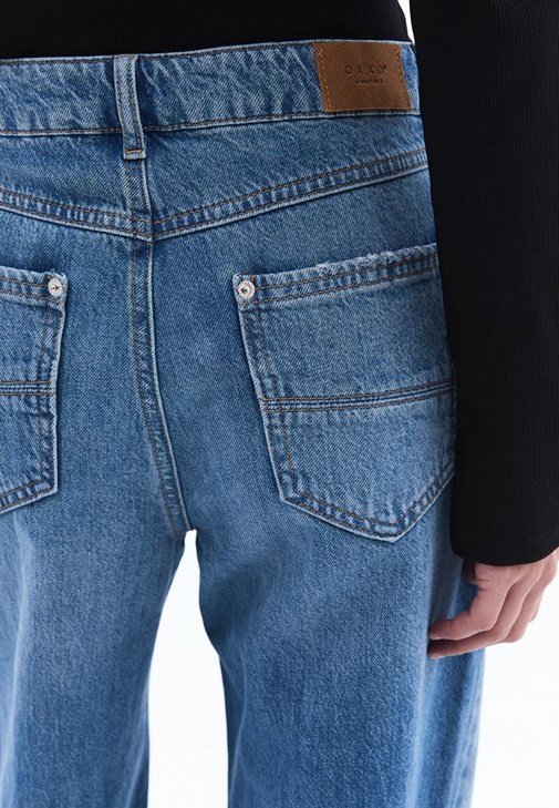 Wide-Leg Denim Pantolon ve Yüksek Yaka Tişört Kombini